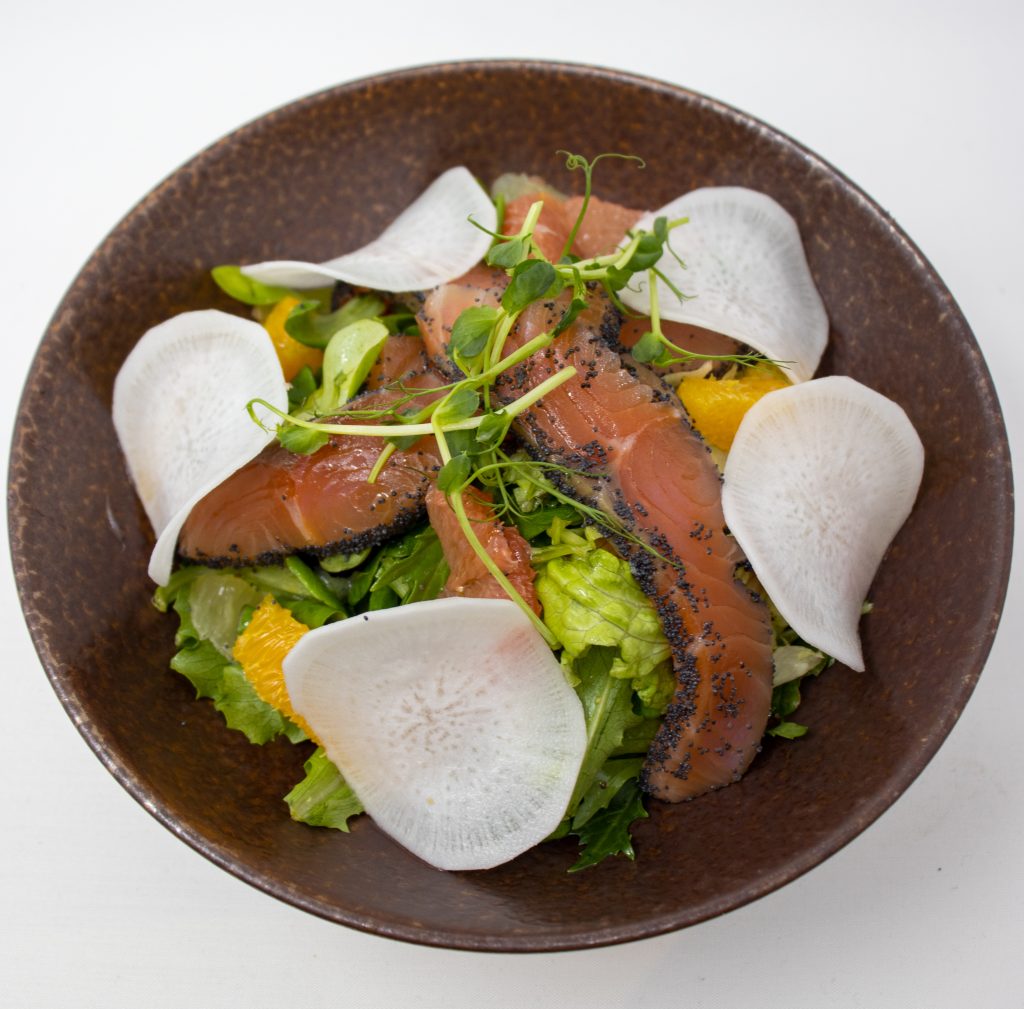 Salade de Gravlax de saumon aux agrumes et radis sauce Kalamanzi