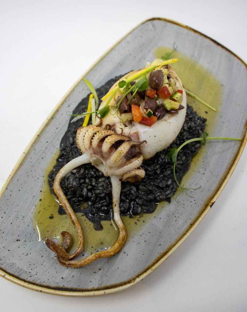 Seiche entiere sauce chimichuri risotto nero